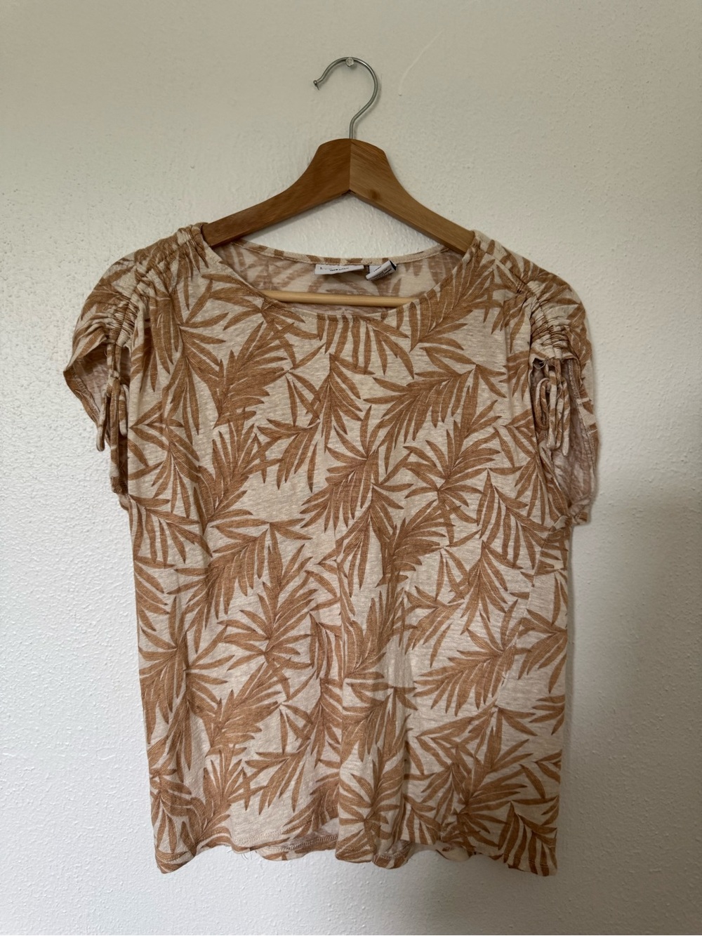 100% linen Leaf-Print Ruched Sleeve Women's Top - Beige/Tan